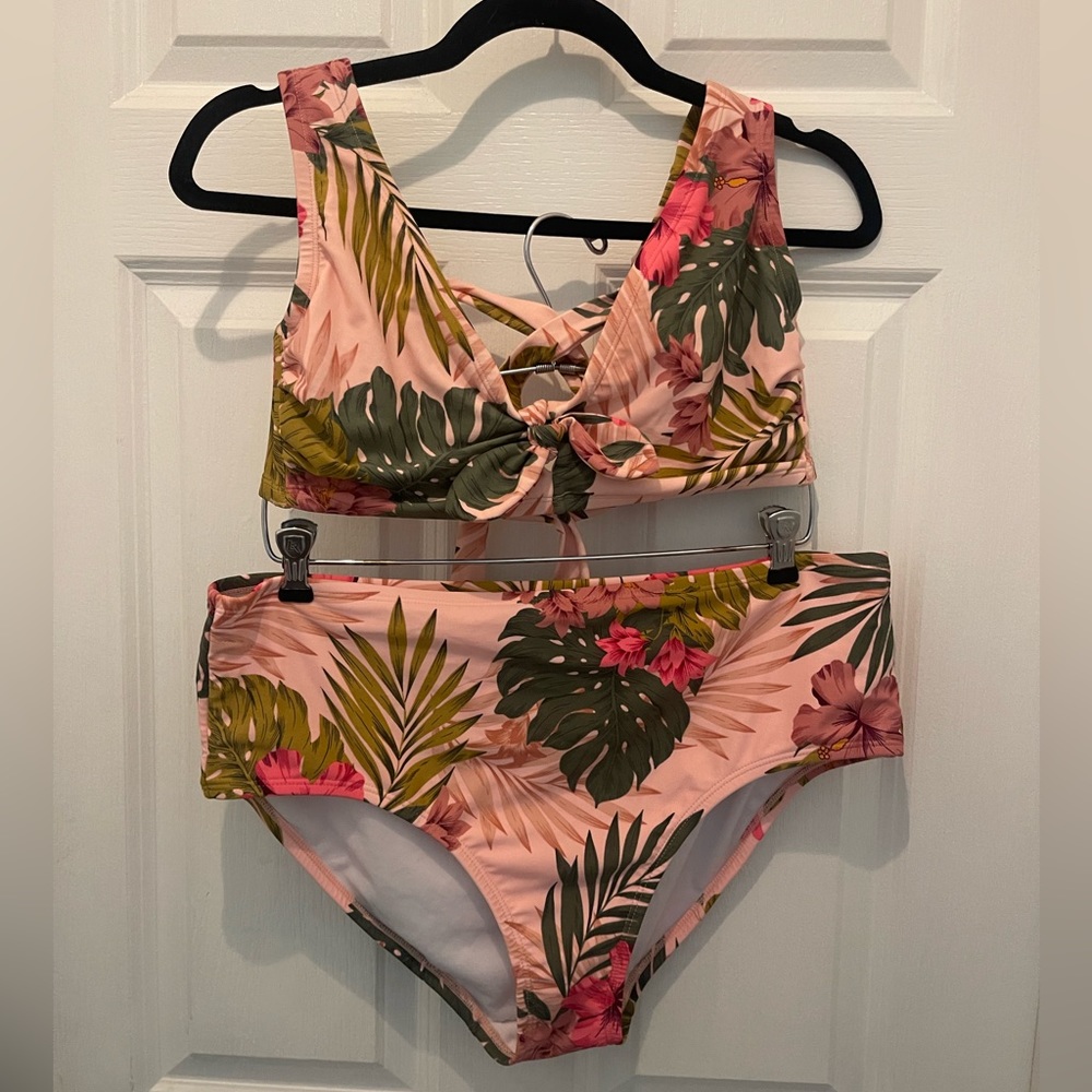 Kona Sol Matching bikini set; pink/tropical print. Top D/DD, Bottoms XL